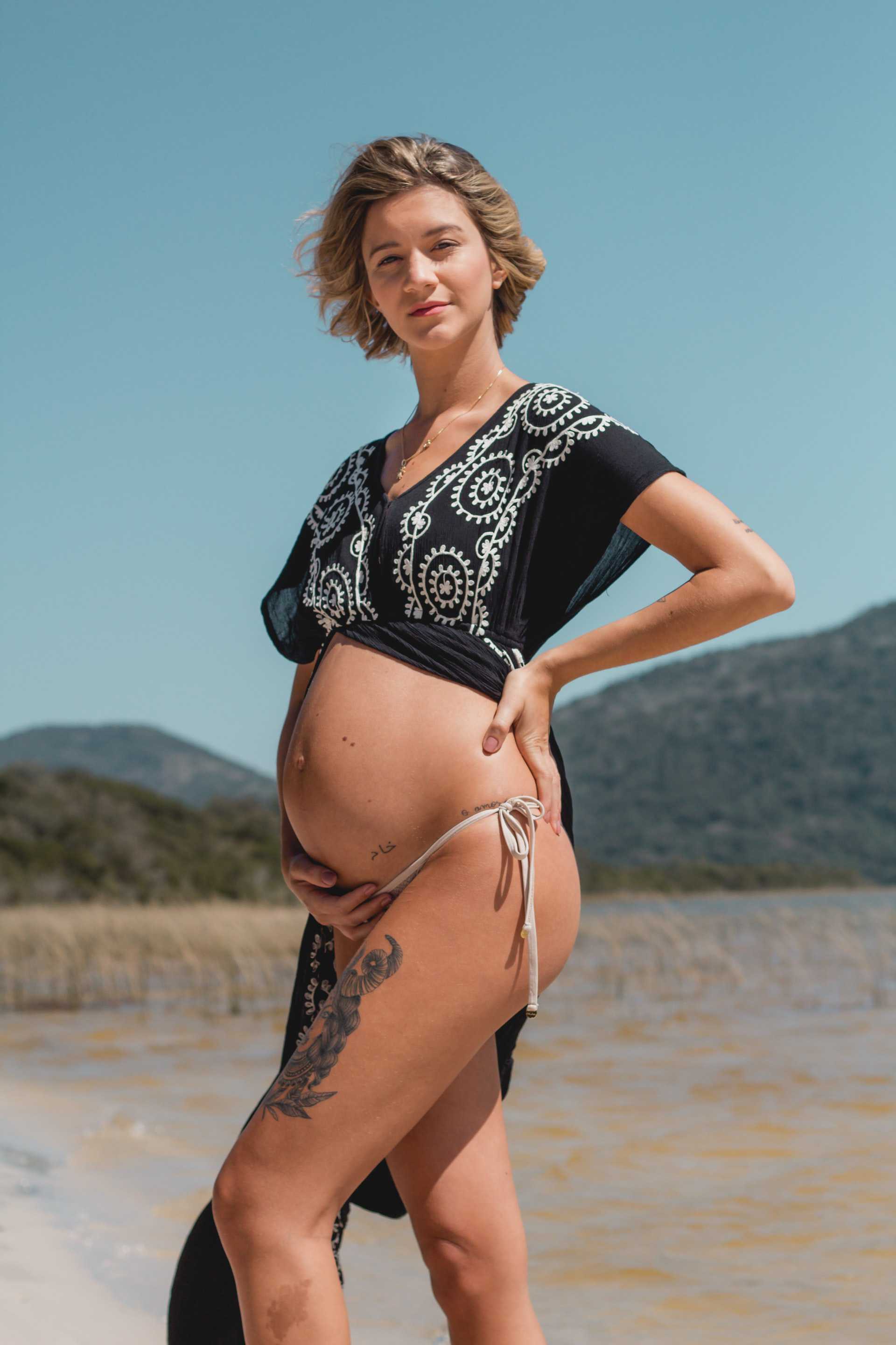 一名懷孕7個月的女性，腹部明顯隆起。